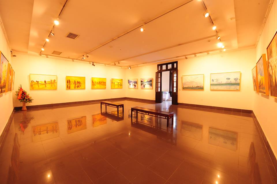 Phòng triển lãm trưng bày tranh nghệ thuật