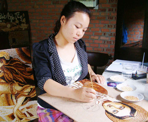 Đặng Thị Thúy Kiều đang hoàn thành một tác phẩm tranh gạo  