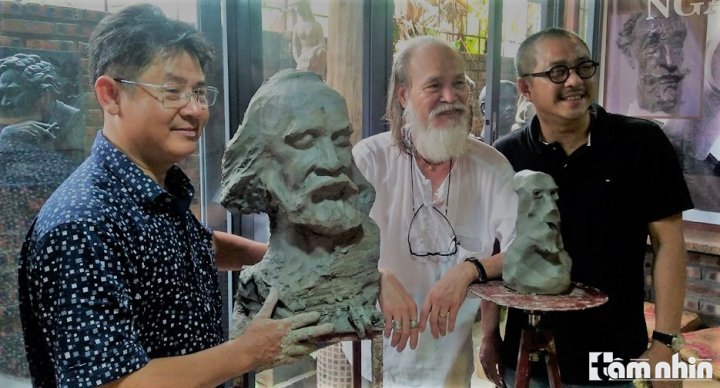 nghệ sĩ Phạm Kiên bên các nhà điêu khắc